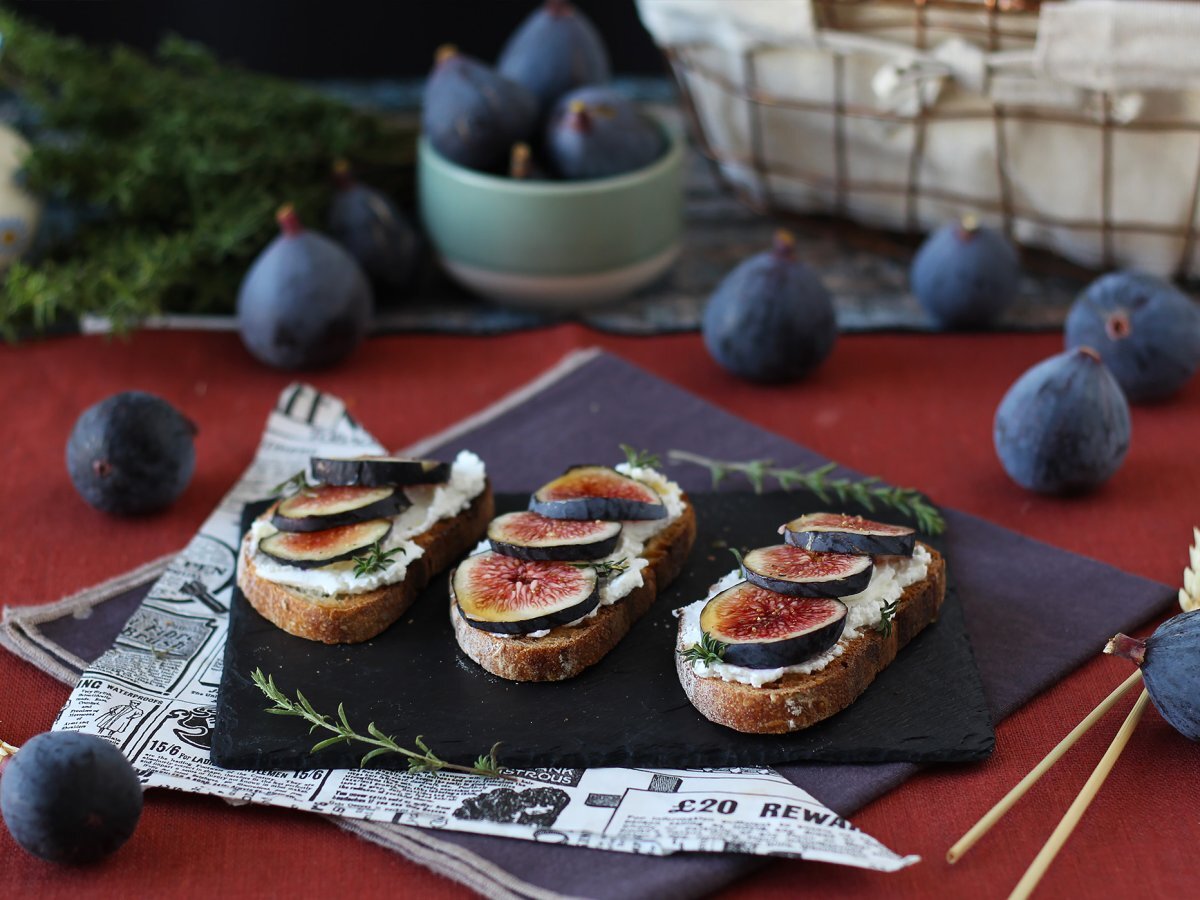 Bruschetta di fichi con formaggio fresco, miele e rosmarino - foto 6