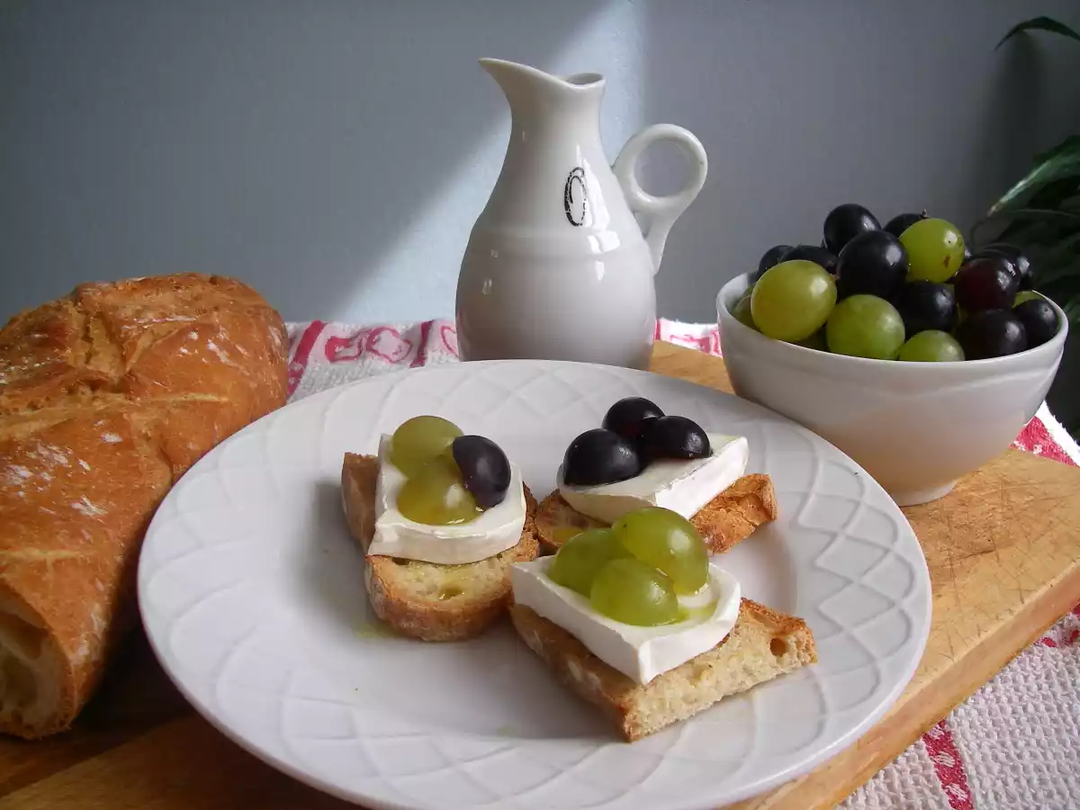 Bruschetta formaggio di capra e uva