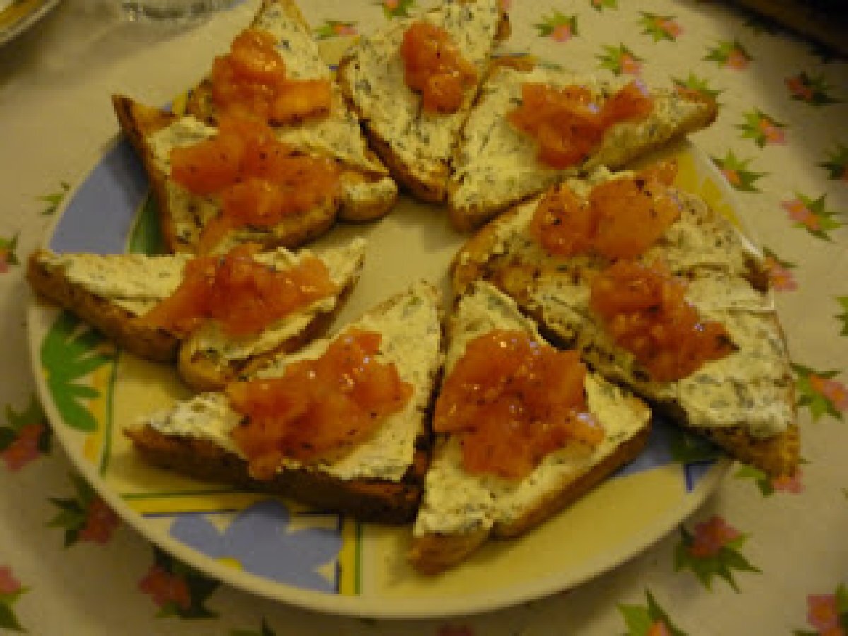 Bruschetta pomodoro e formaggio alle erbe aromatiche