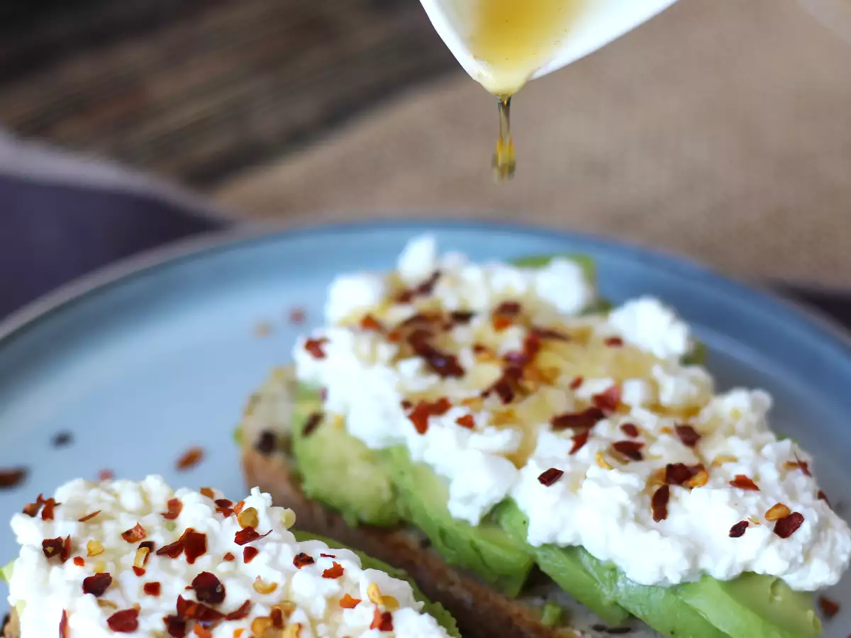 Bruschette con avocado, cottage cheese, miele e peperoncino - foto 2