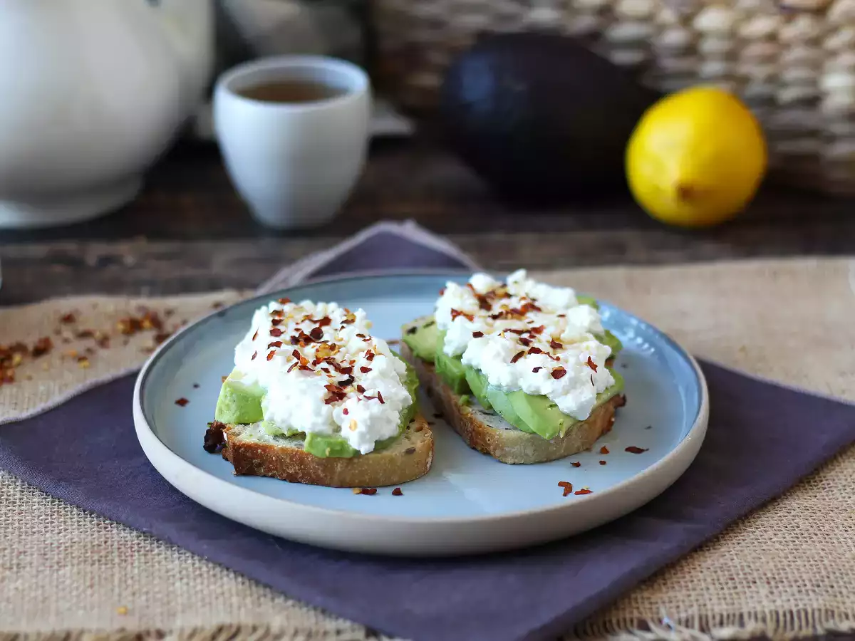 Bruschette con avocado, cottage cheese, miele e peperoncino - foto 3