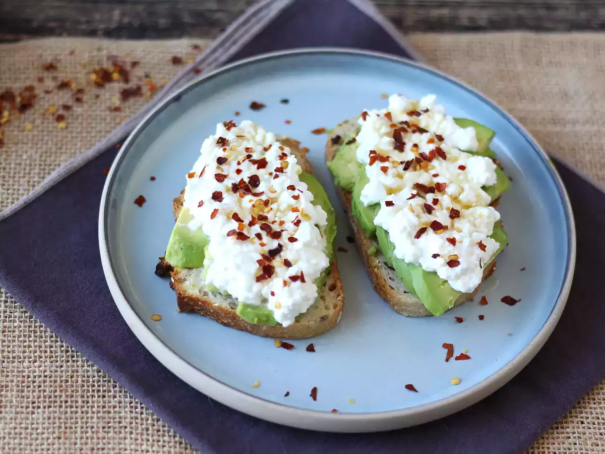 Bruschette con avocado, cottage cheese, miele e peperoncino - foto 4