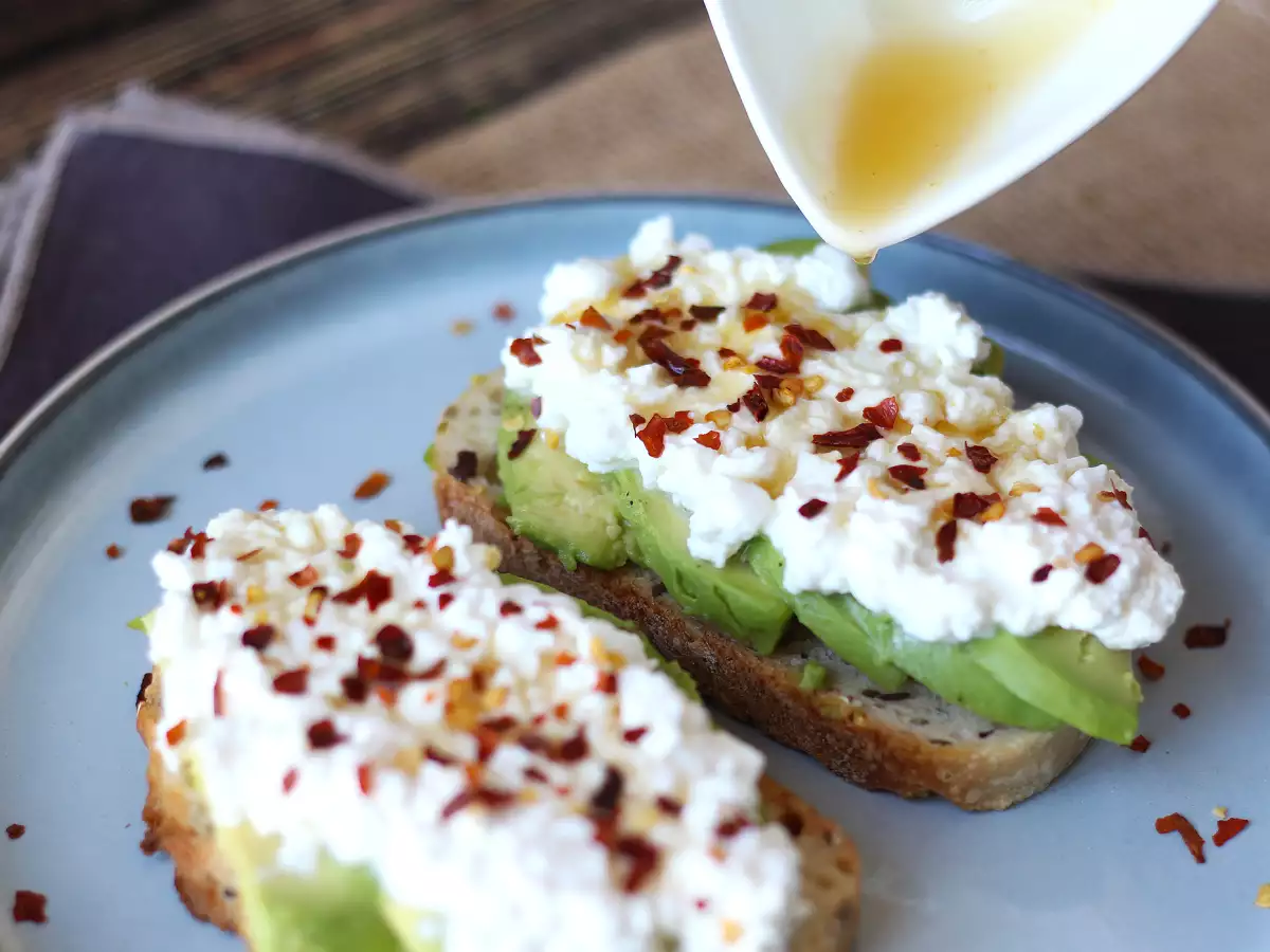 Bruschette con avocado, cottage cheese, miele e peperoncino - foto 5