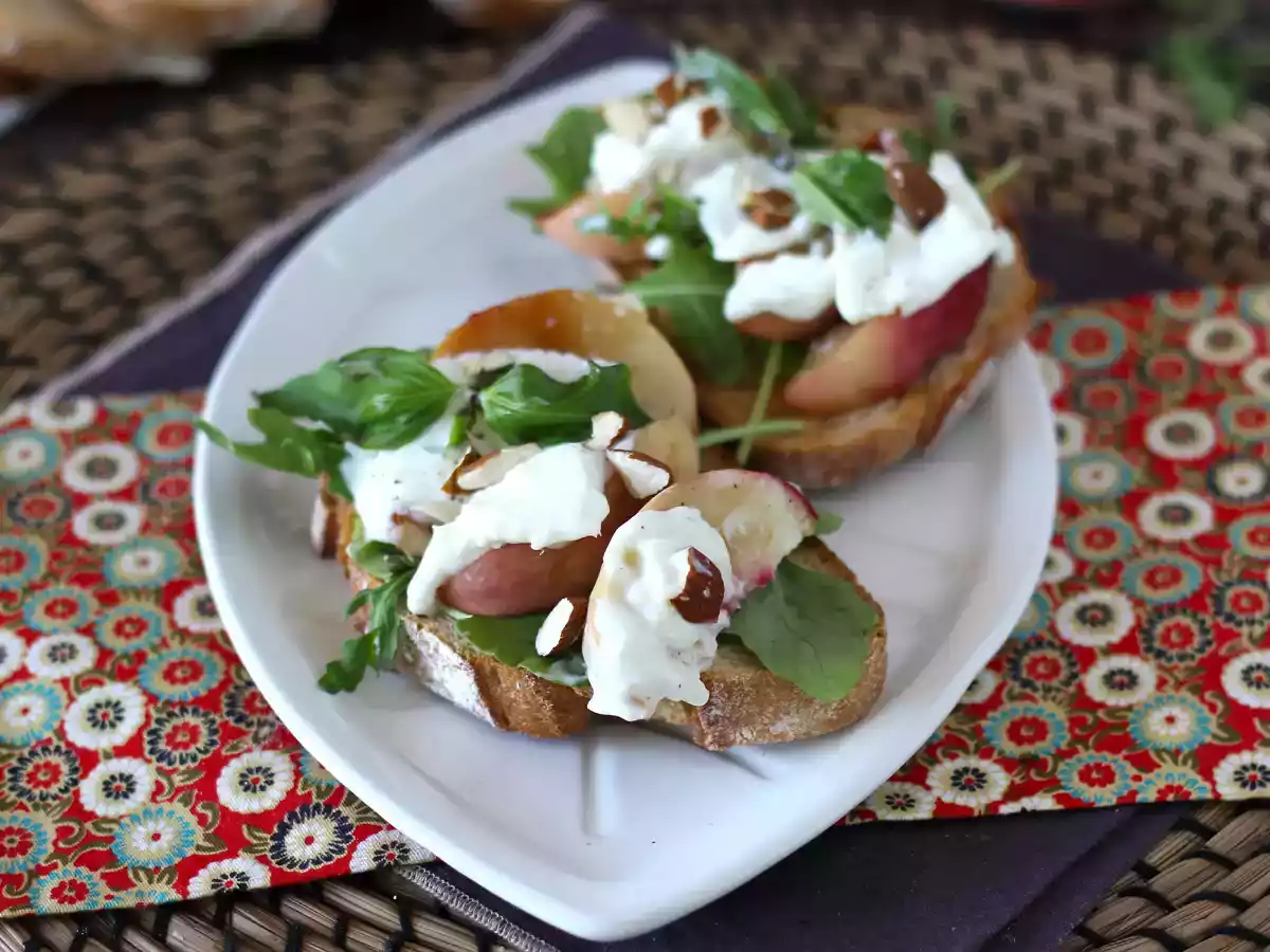Bruschette con burrata, pesche grigliate e rucola: l'idea agrodolce che stupirà tutti! - foto 2