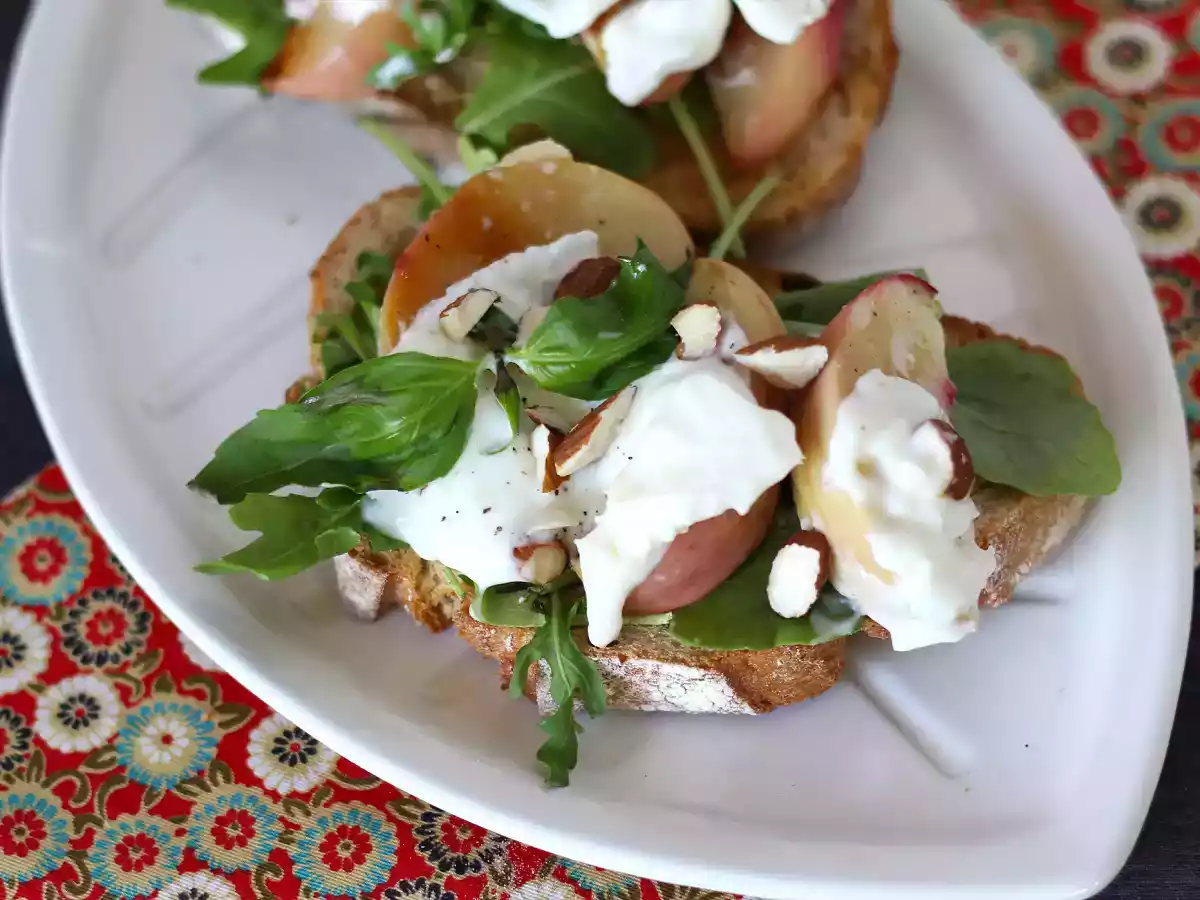 Bruschette con burrata, pesche grigliate e rucola: l'idea agrodolce che stupirà tutti! - foto 3