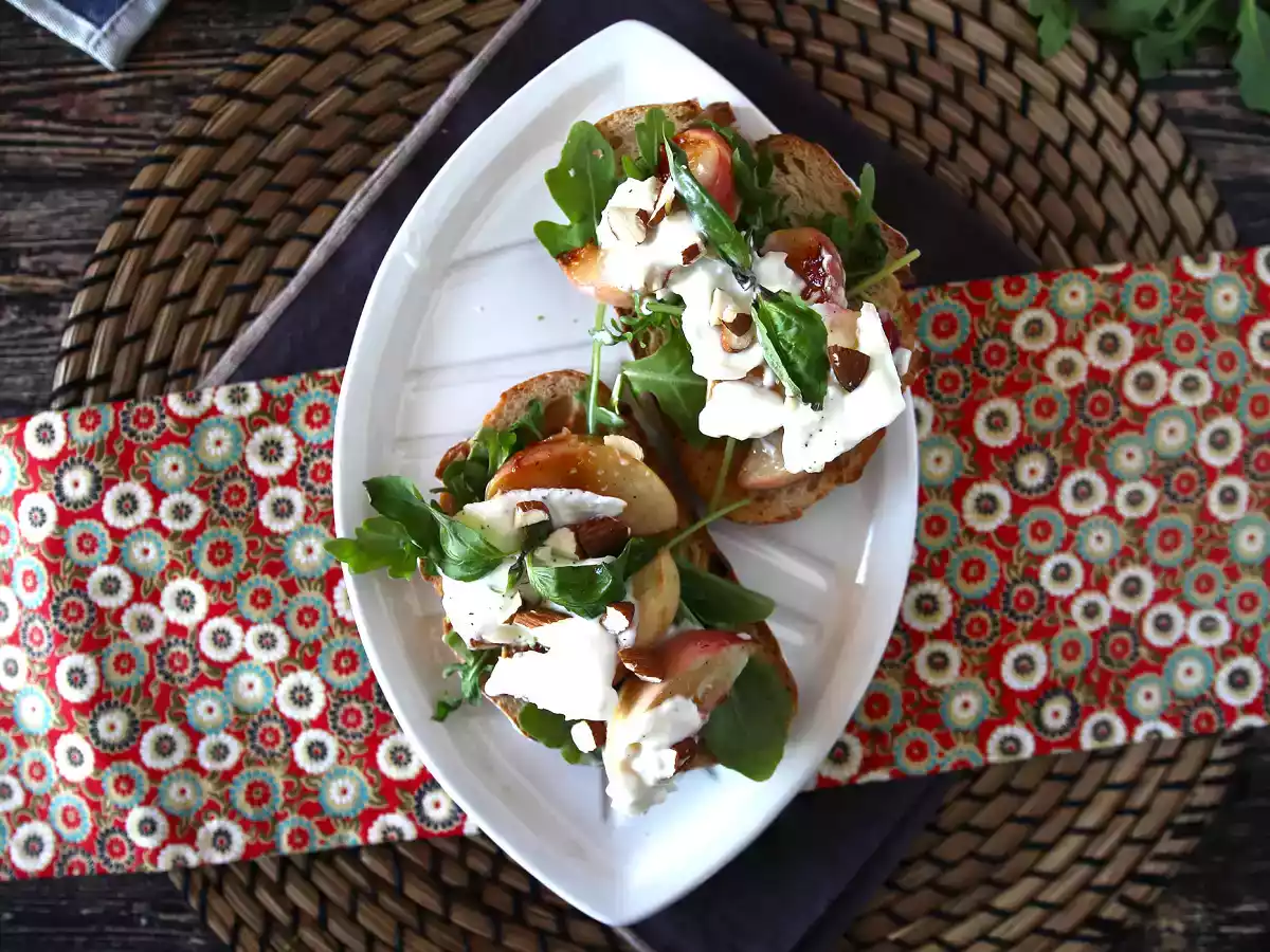 Bruschette con burrata, pesche grigliate e rucola: l'idea agrodolce che stupirà tutti! - foto 4
