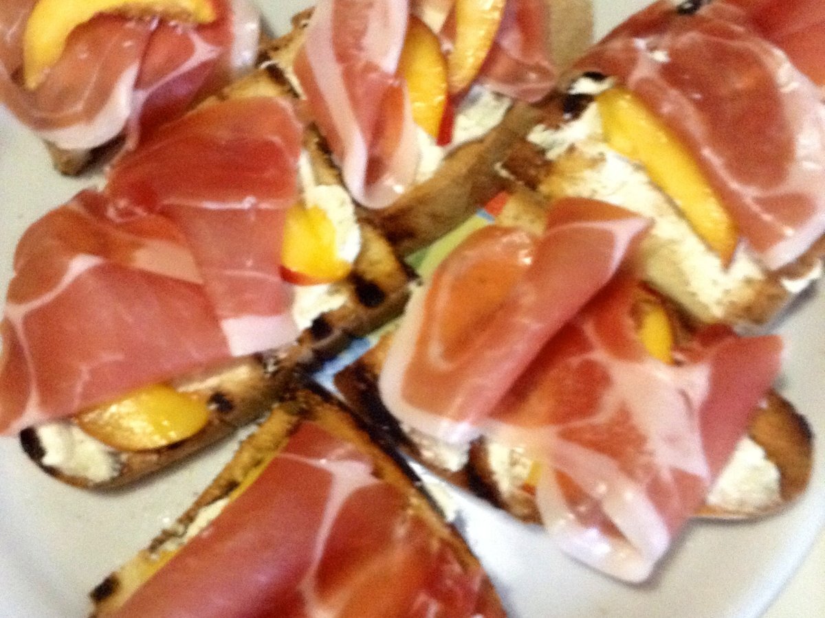 Bruschette con crudo e pesche