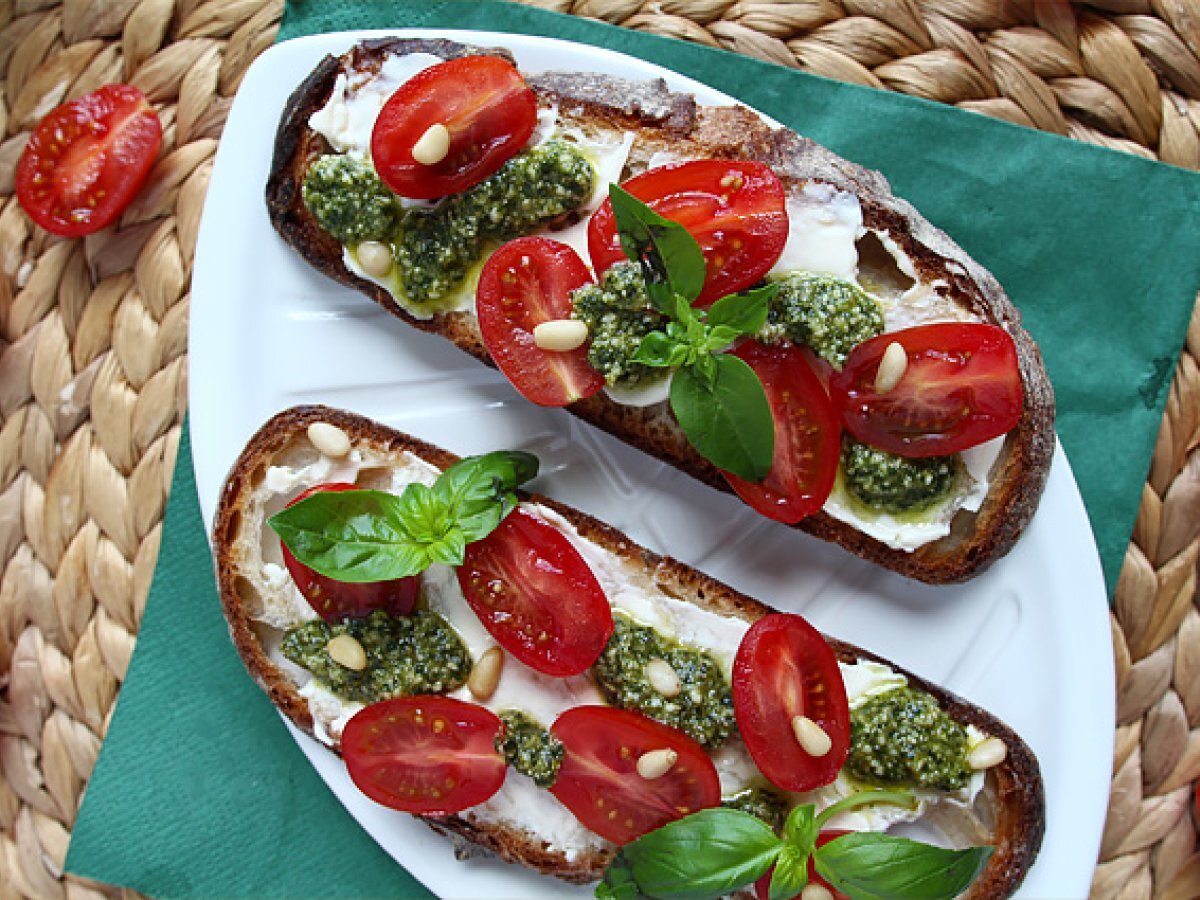 Bruschette con formaggio fresco, pesto, pinoli e pomodorini - foto 2