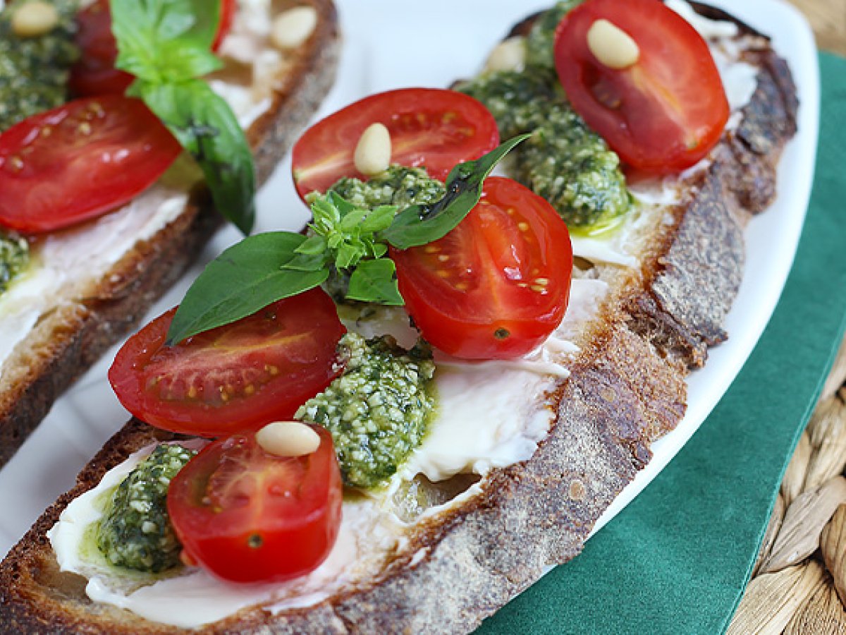 Bruschette con formaggio fresco, pesto, pinoli e pomodorini - foto 3