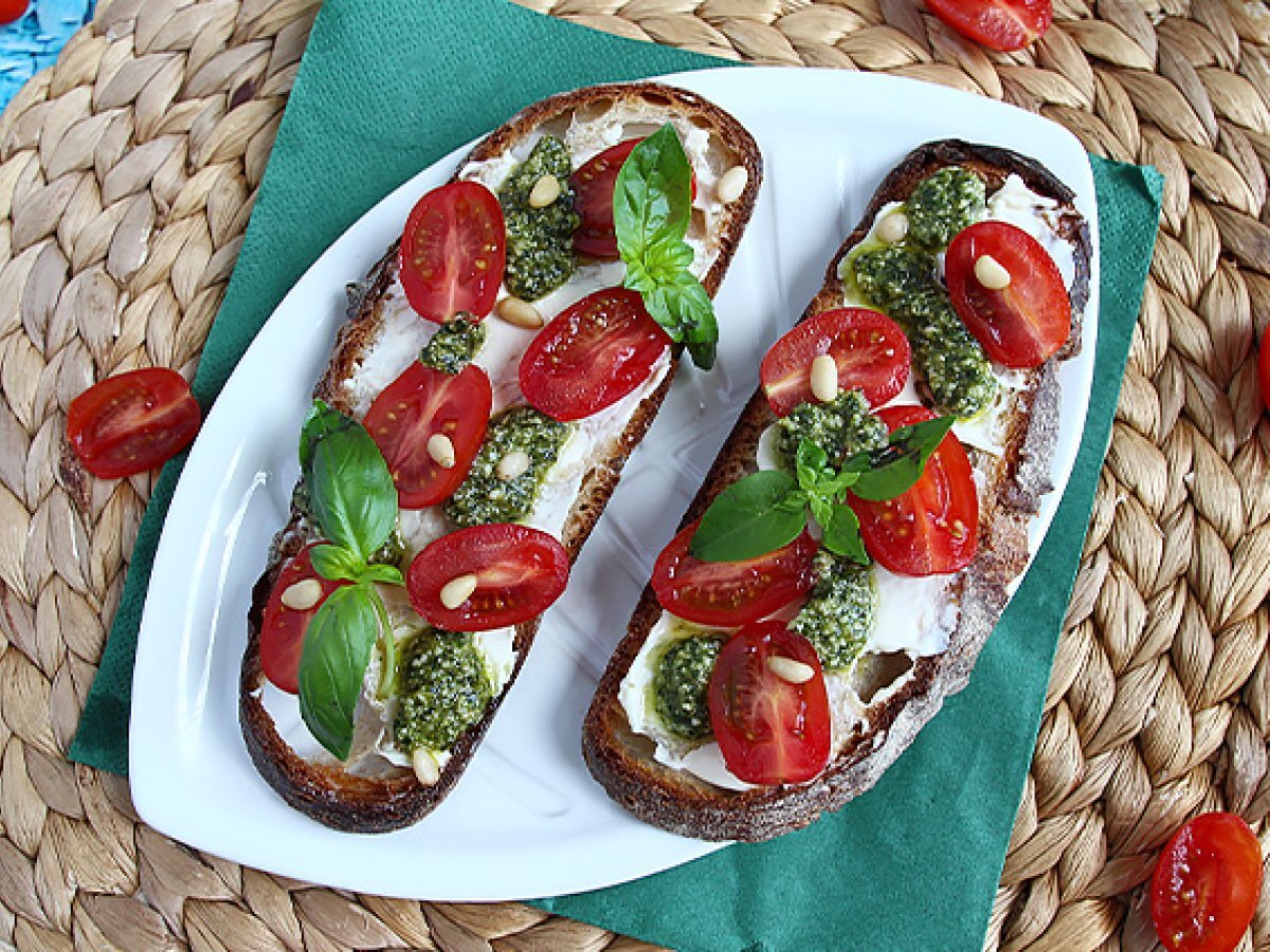 Bruschette con formaggio fresco, pesto, pinoli e pomodorini - foto 4