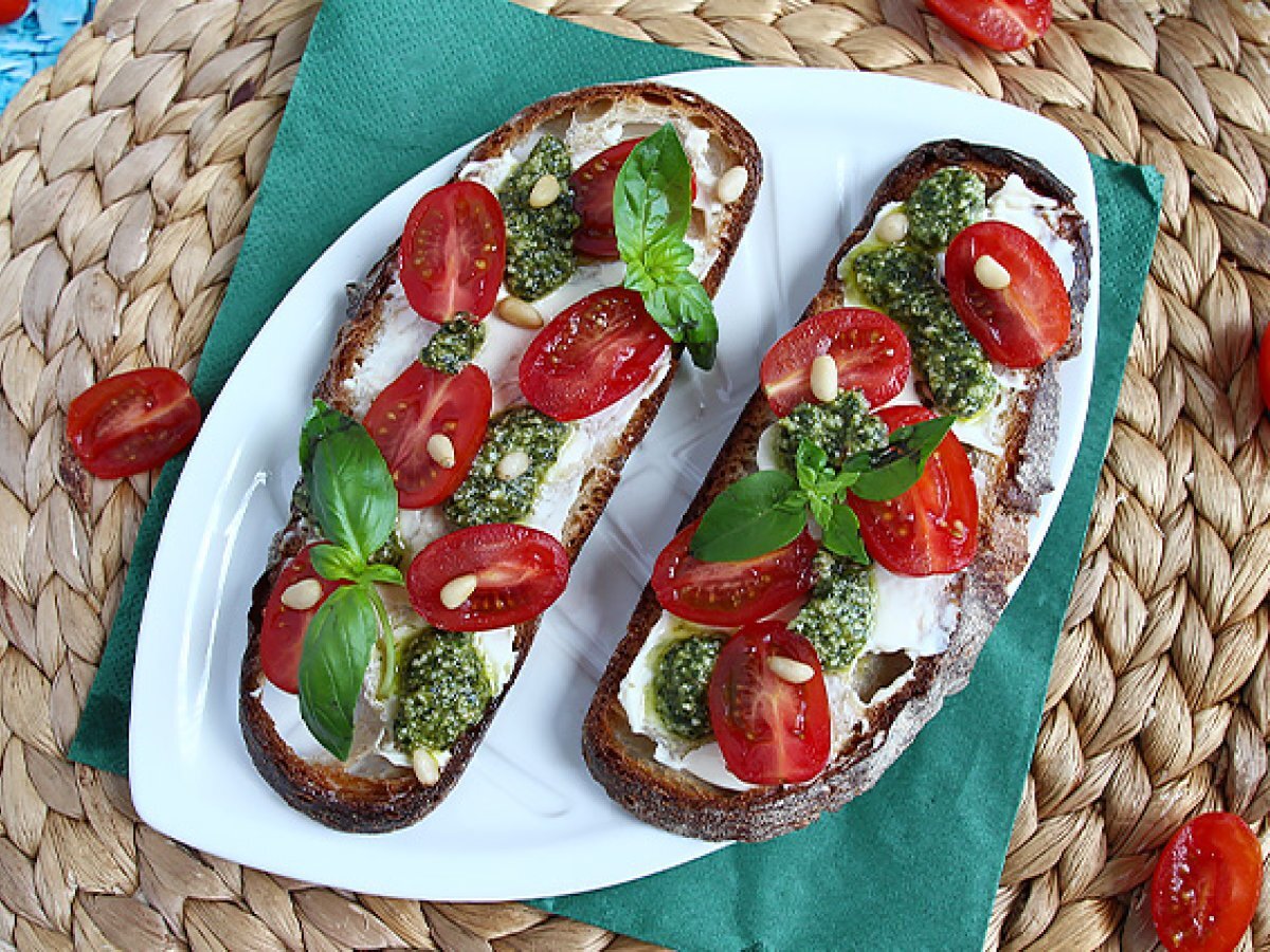 Bruschette con formaggio fresco, pesto, pinoli e pomodorini - foto 4