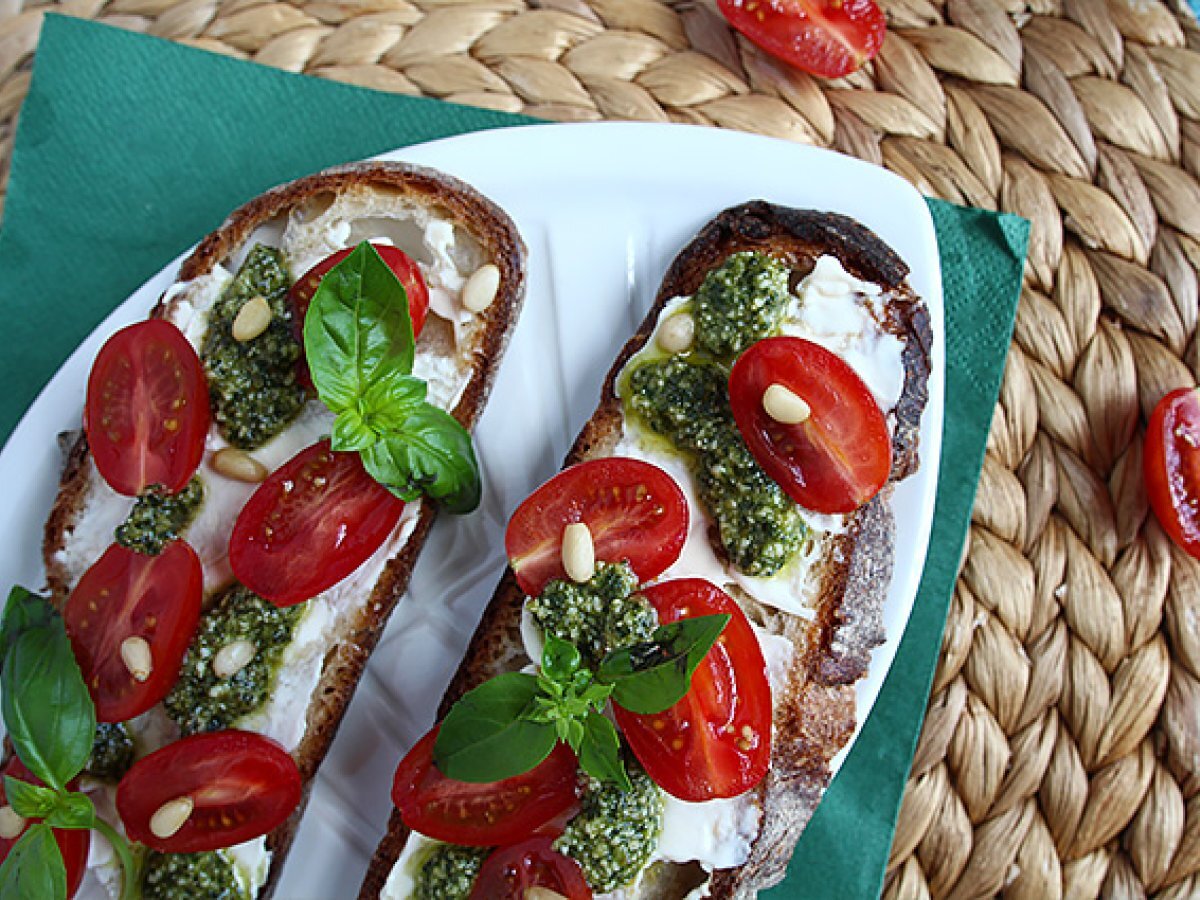 Bruschette con formaggio fresco, pesto, pinoli e pomodorini - foto 5