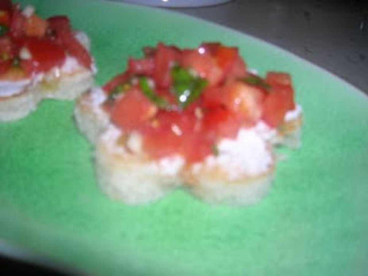 BRUSCHETTE CON POMODORO E PHILADELPHIA - bruschette with tomato and philadelphia - foto 4