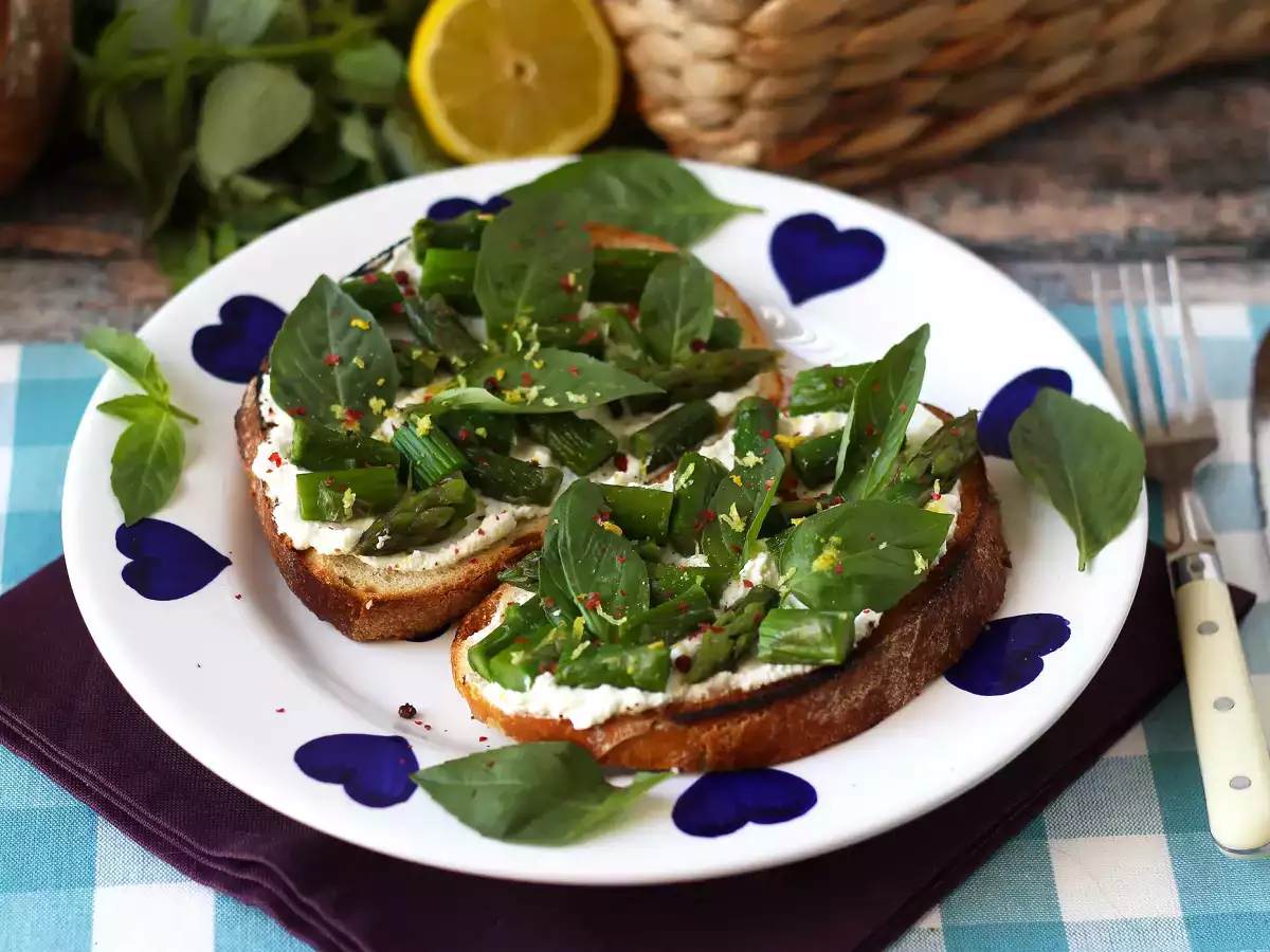 Bruschette con ricotta, asparagi e limone: ricetta veloce e primaverile - foto 3