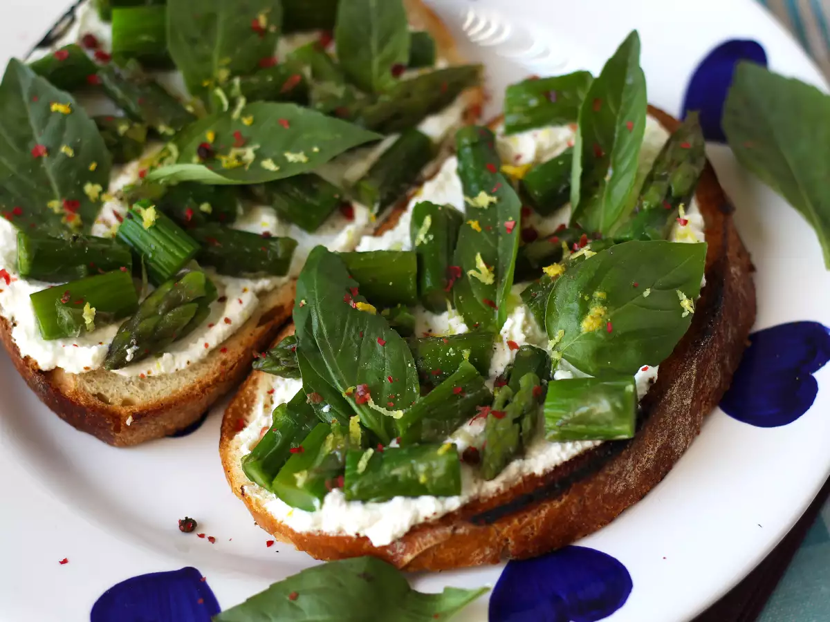 Bruschette con ricotta, asparagi e limone: ricetta veloce e primaverile - foto 5