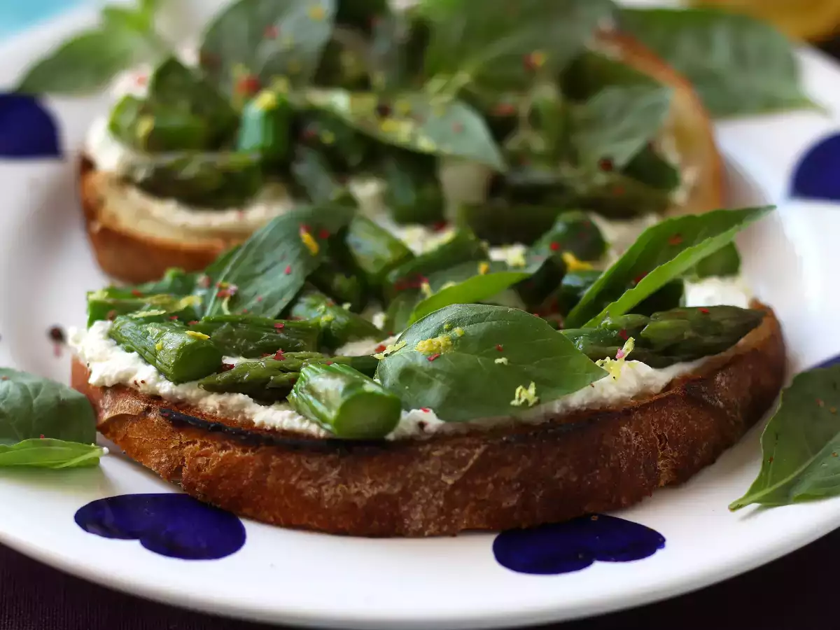 Bruschette con ricotta, asparagi e limone: ricetta veloce e primaverile - foto 6