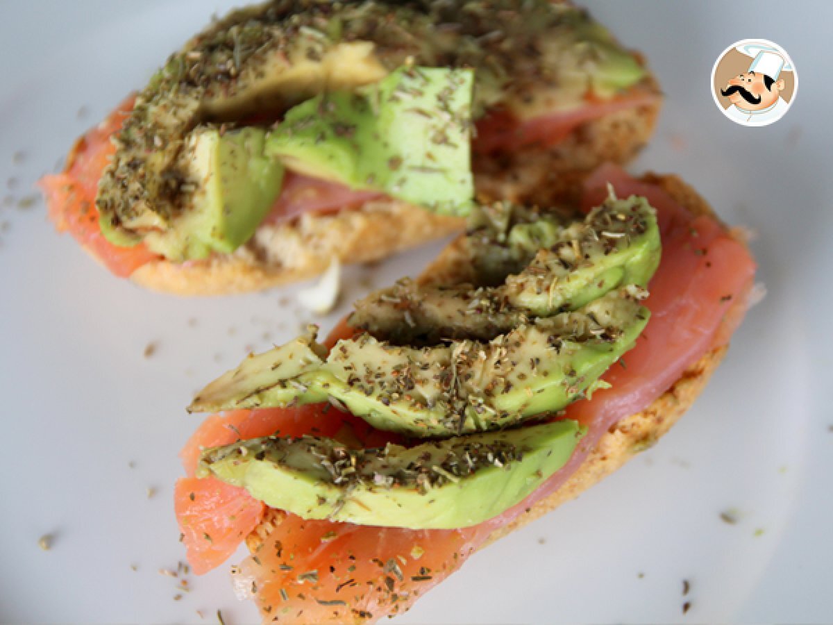 Bruschette con salmone affumicato e avocado