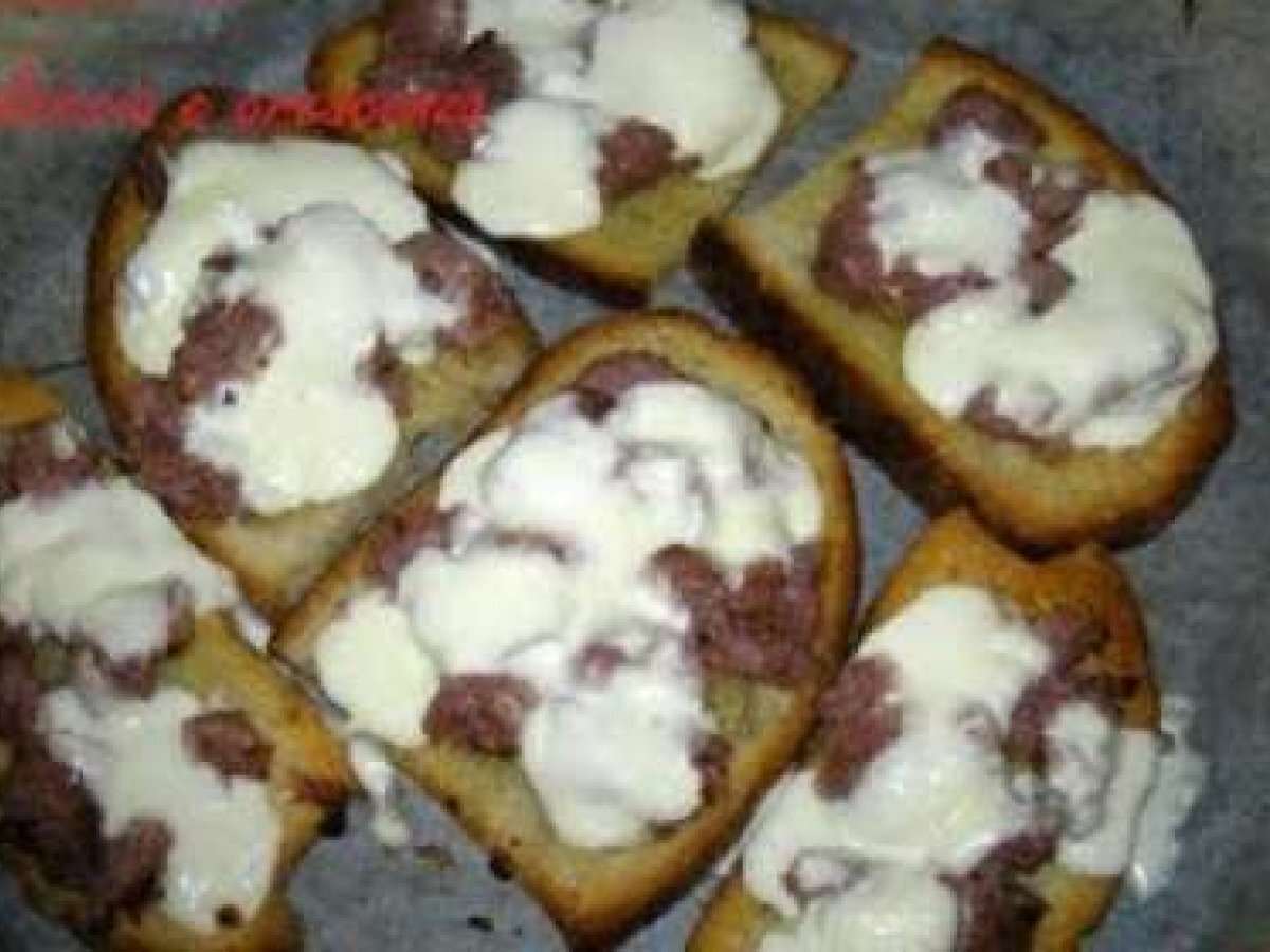 Bruschette con salsiccia e crescenza