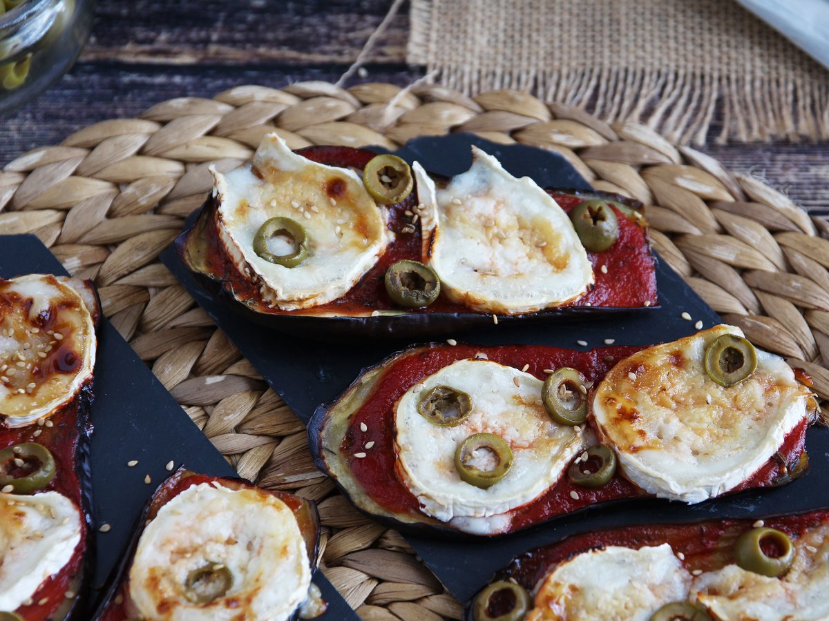 Bruschette di melanzane con salsa di pomodoro e formaggio