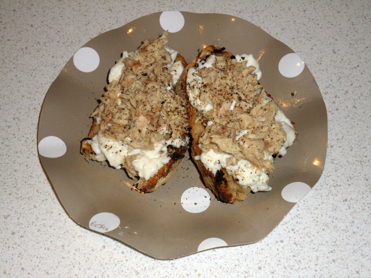 Bruschette stracchino e sgombro