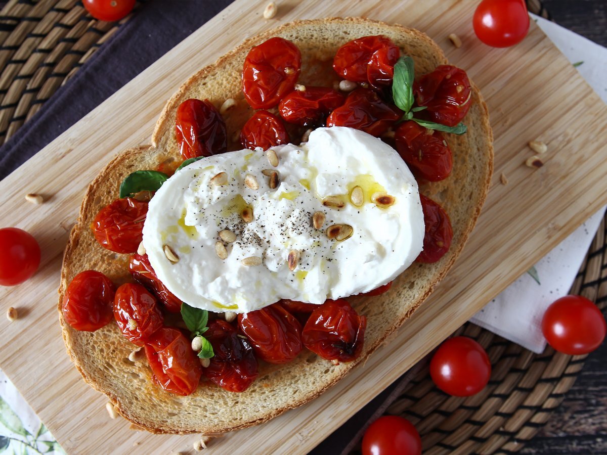 Bruschettone con pomodorini al forno, burrata e pinoli