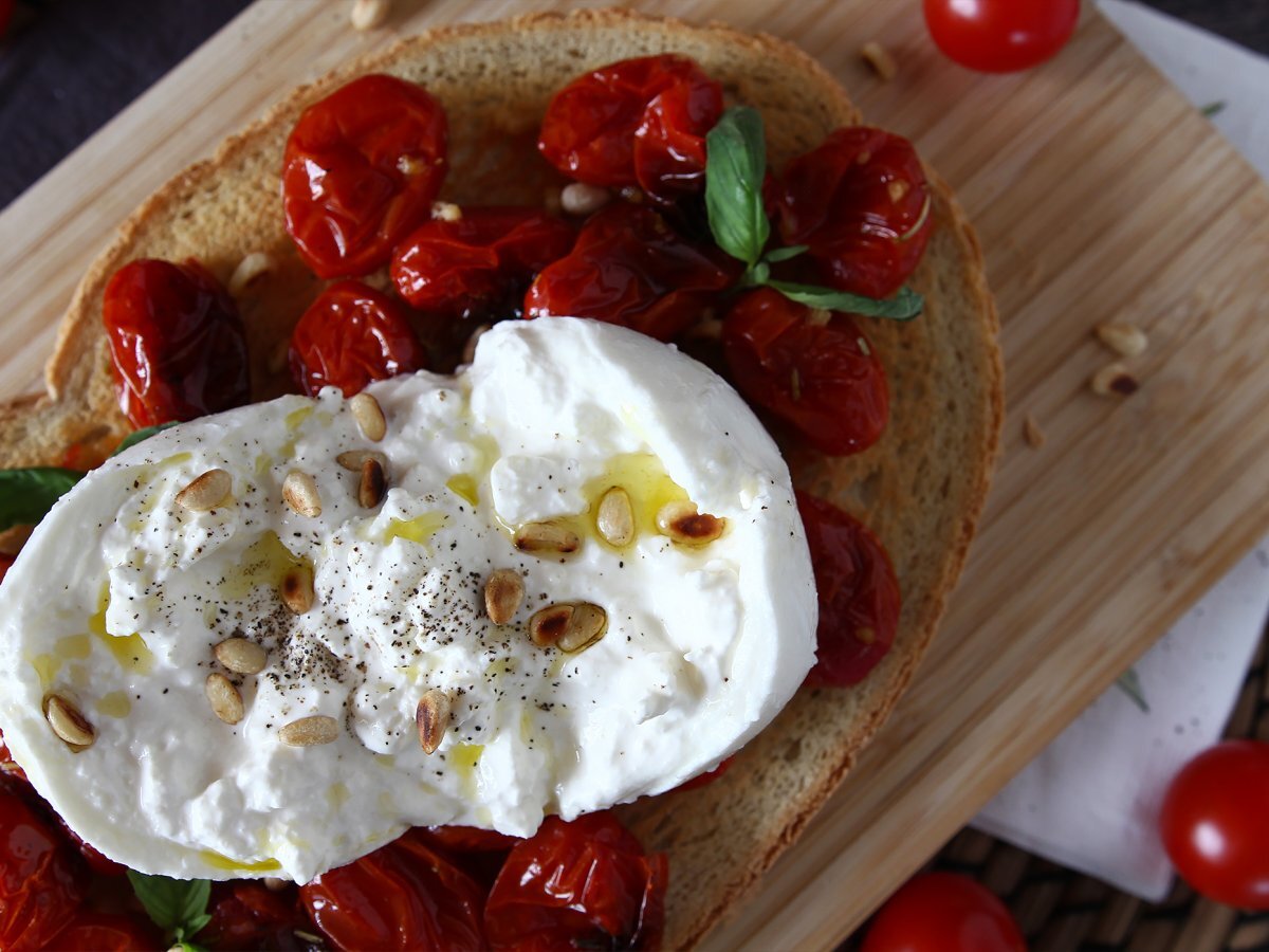 Bruschettone con pomodorini al forno, burrata e pinoli - foto 2