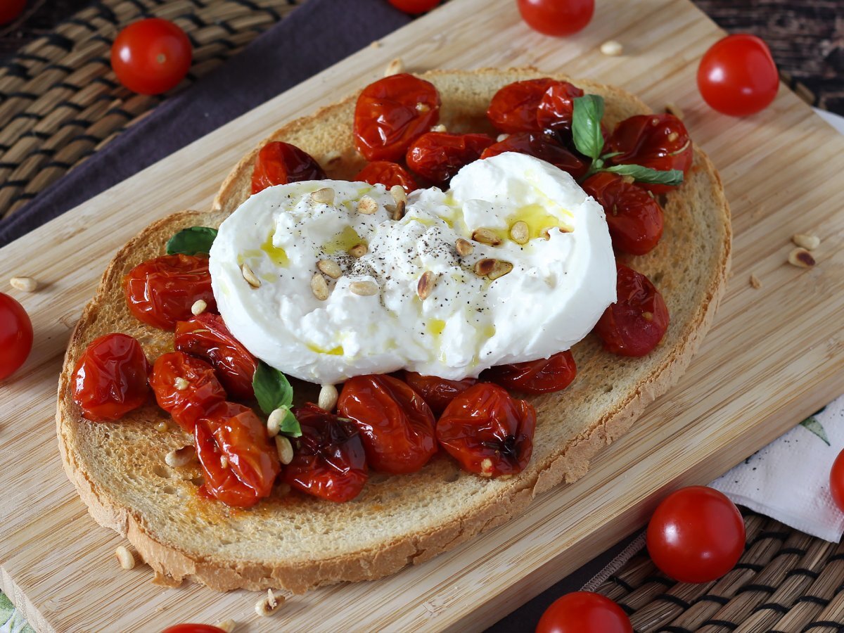 Bruschettone con pomodorini al forno, burrata e pinoli - foto 3