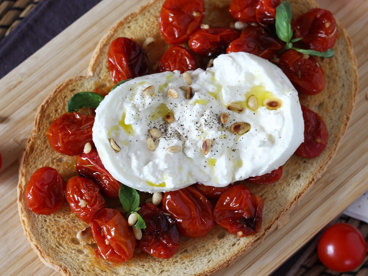 Bruschettone con pomodorini al forno, burrata e pinoli - foto 4