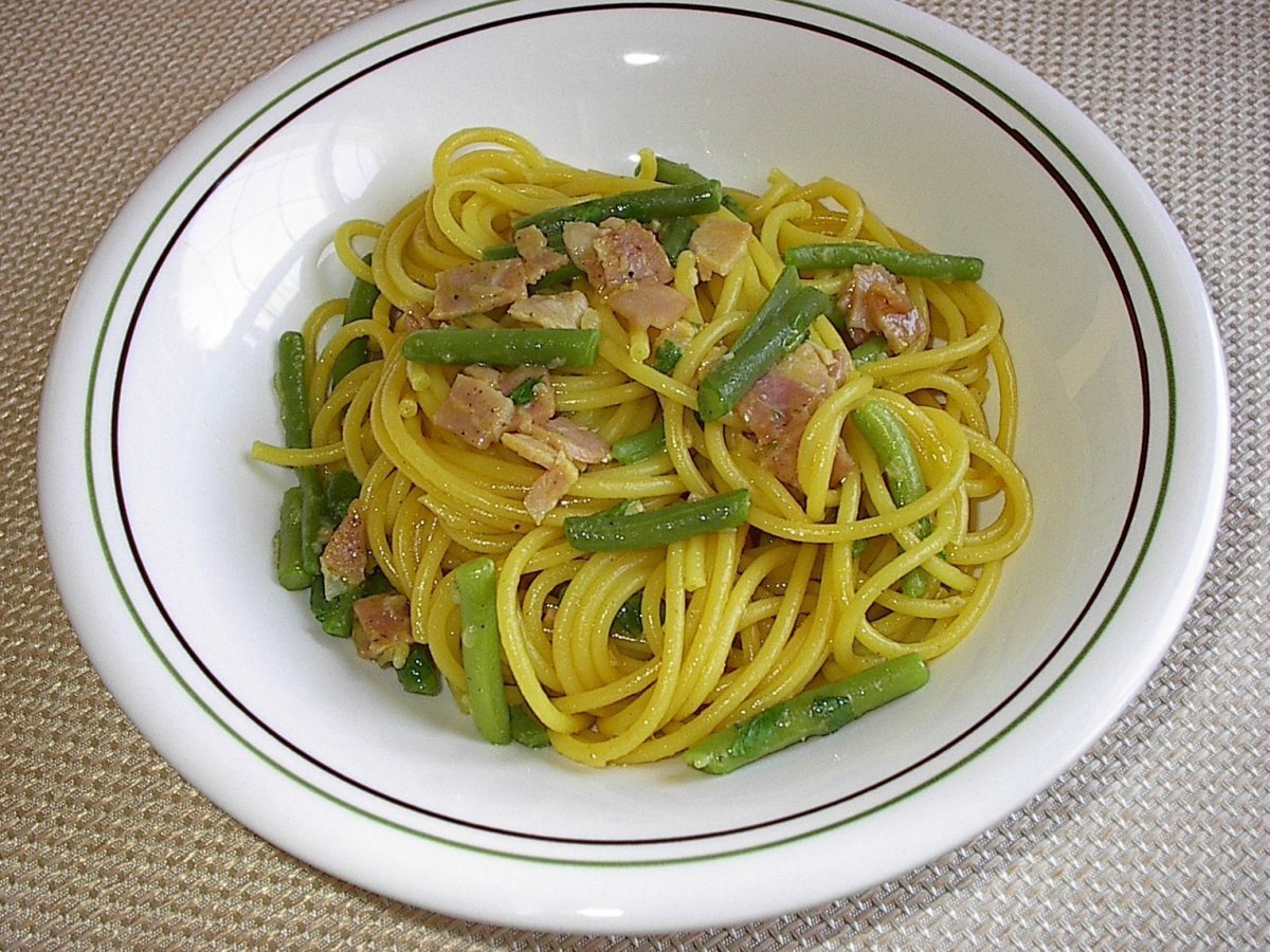 BUCATINI ALLO ZAFFERANO CON FAGIOLINI E PROSCIUTTO