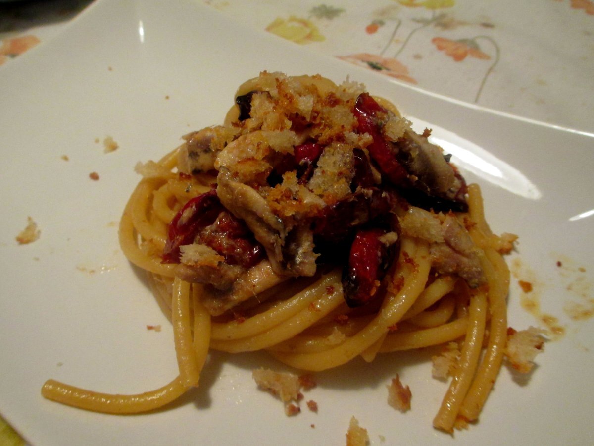 Bucatini con alici pomodorini confit e mollica di pane