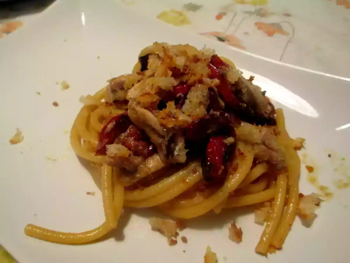 Bucatini con alici pomodorini confit e mollica di pane
