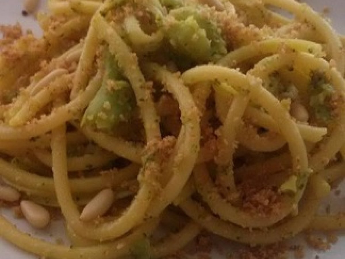 Bucatini con broccoli zafferano e pangrattato tostato