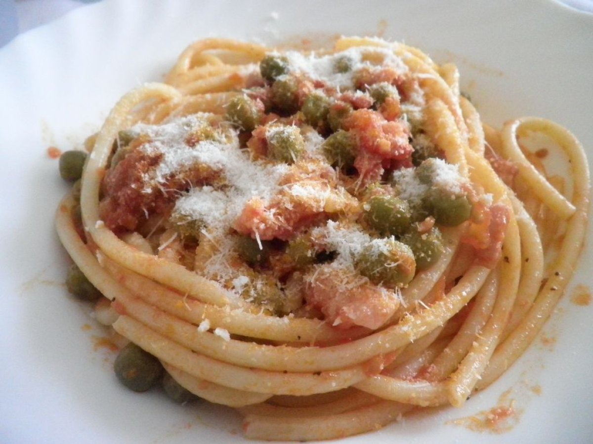 Bucatini con pancetta piselli e pomodoro