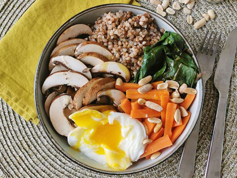 Buddha bowl vegetariano con grano saraceno tostato, verdure e uovo in camicia
