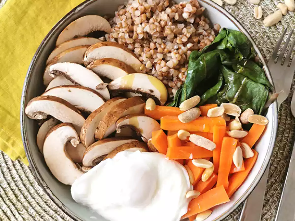 Buddha bowl vegetariano con grano saraceno tostato, verdure e uovo in camicia - foto 2