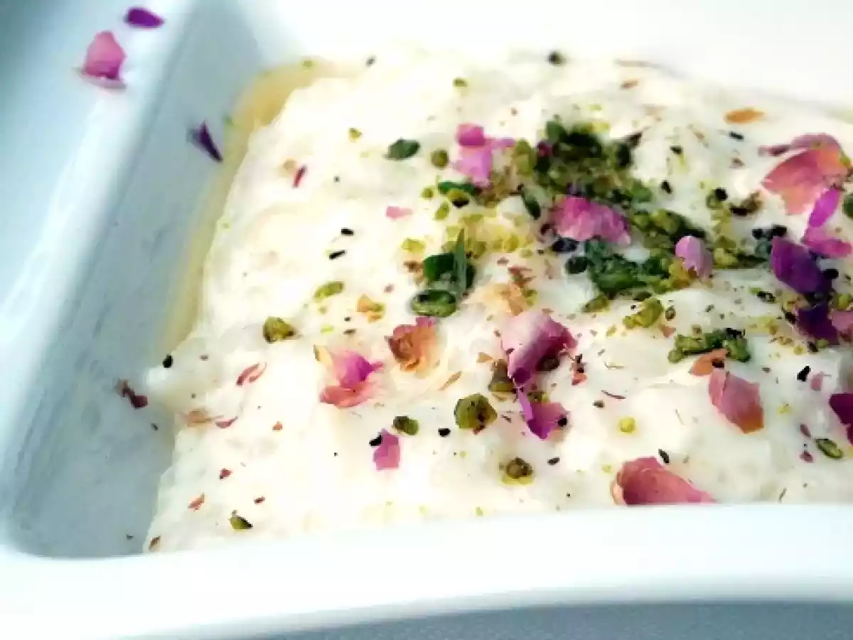 Budino di riso al cardamomo con pistacchi e acqua di rose