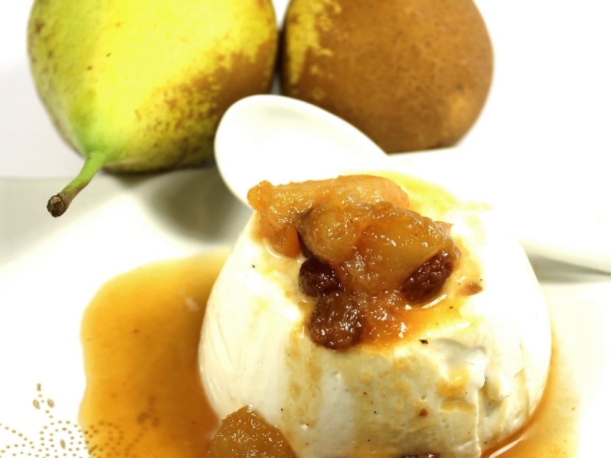 Budino di yogurt al cocco con salsa di pere al rhum e uvetta speziata