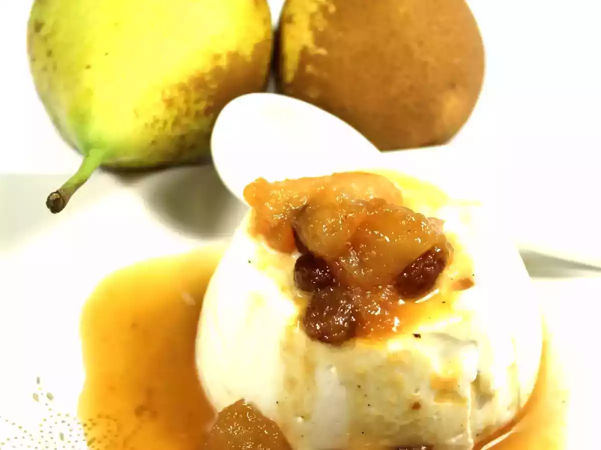 Budino di yogurt al cocco con salsa di pere al rhum e uvetta speziata