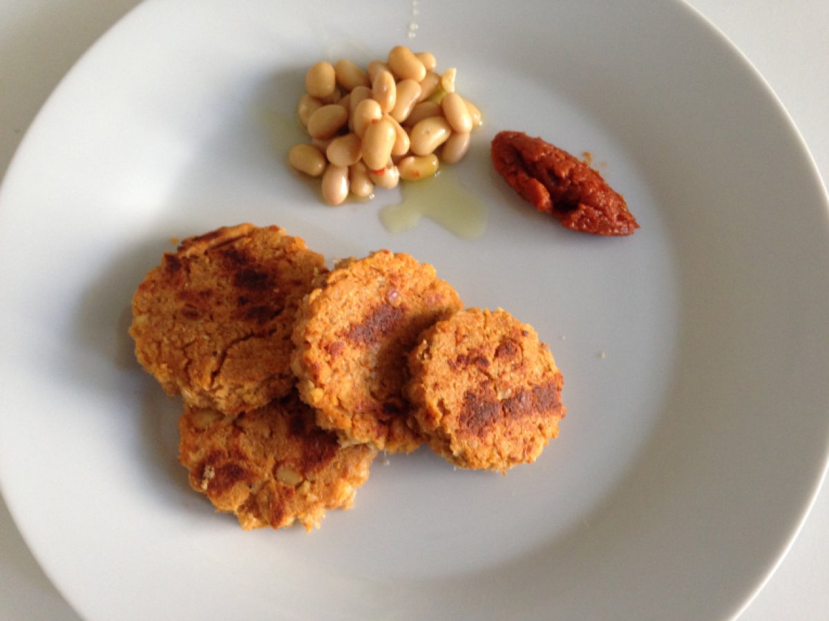 Burger vegetariani con fagioli di soia e pomodori secchi