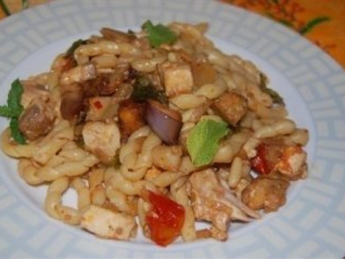 Busiate con melanzane e pesce spada, piatto tipico siciliano