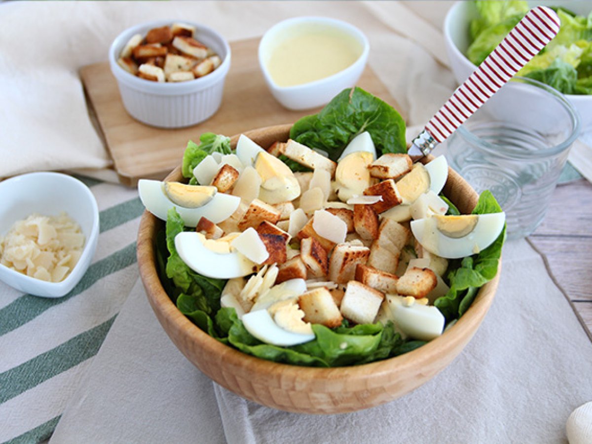 Caesar salad - Insalata gustosa e nutriente - foto 2