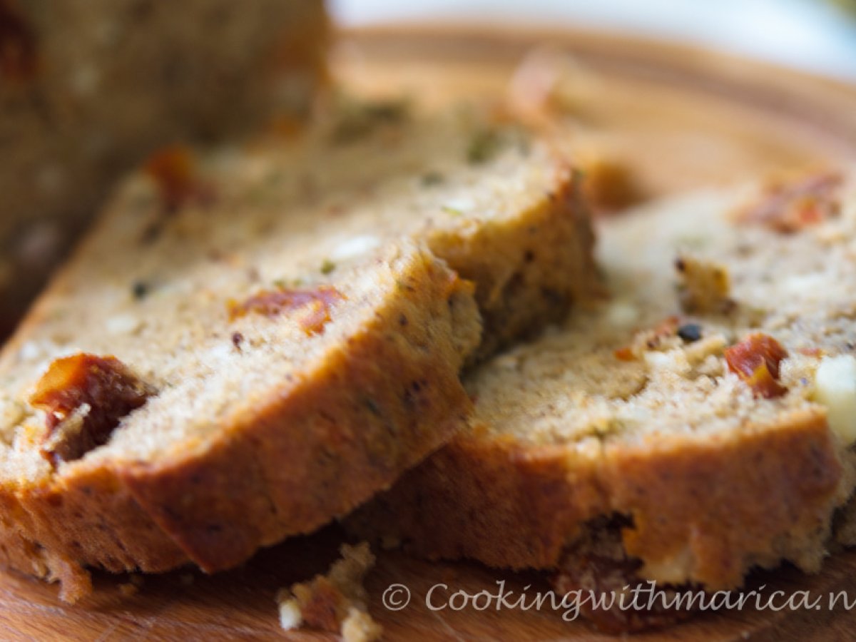 Cake con feta e pomodori secchi