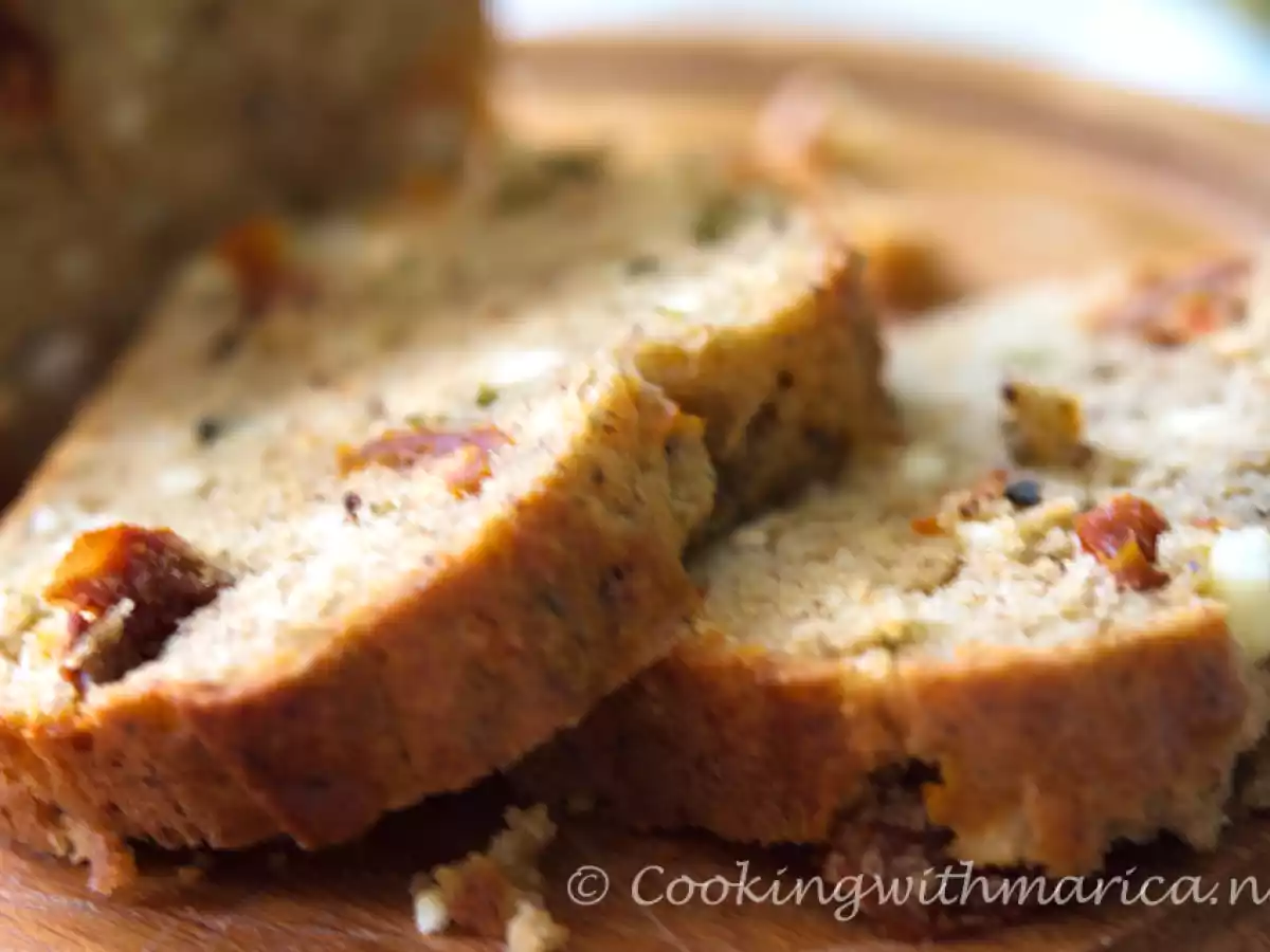 Cake con feta e pomodori secchi