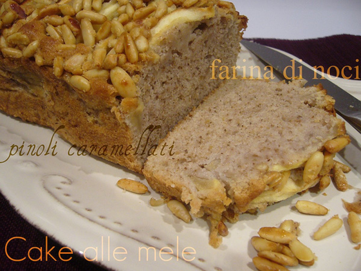 Cake di mele, noci e pinoli caramellati.