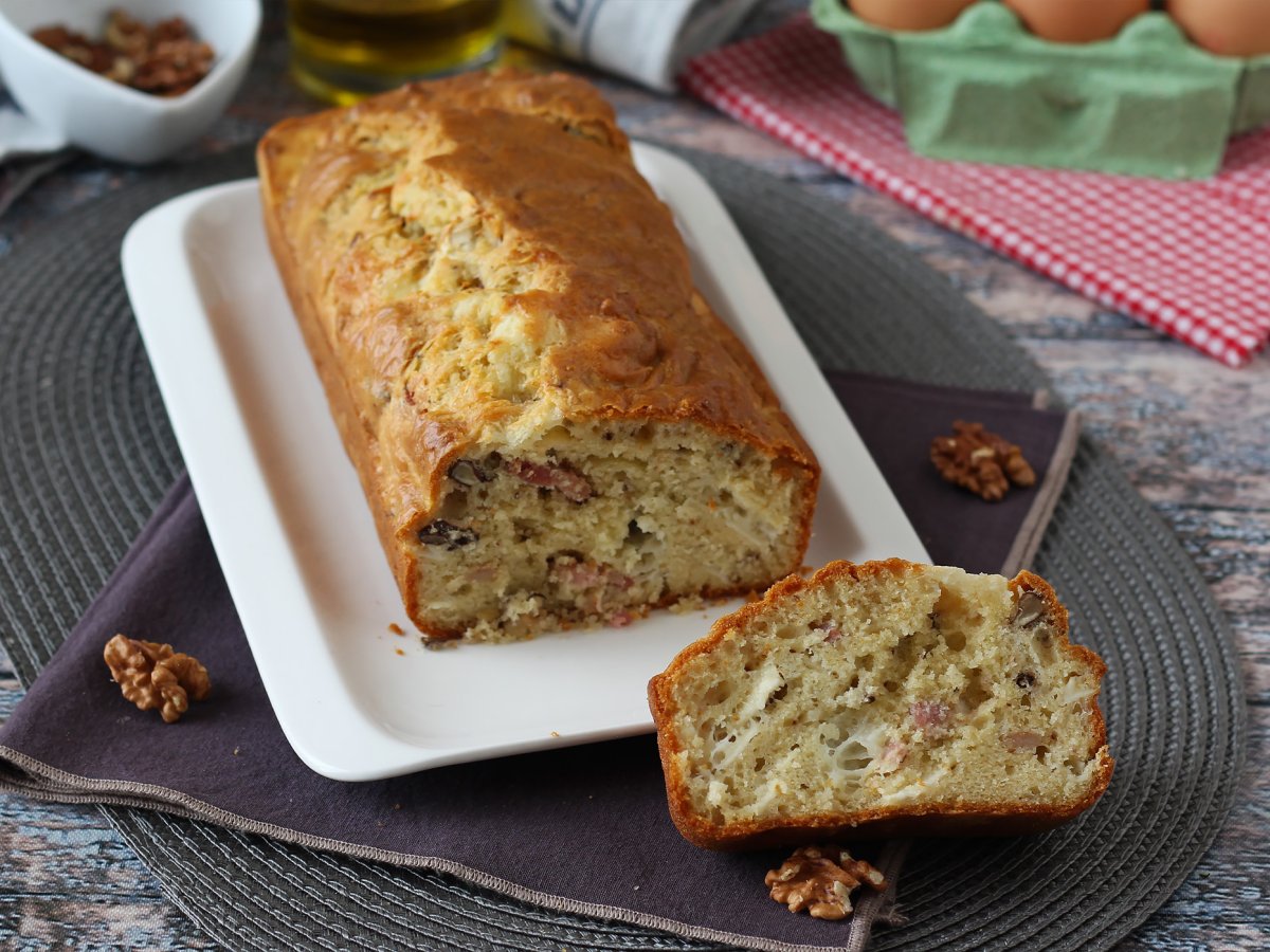 Cake salato con pancetta, formaggio caprino e noci