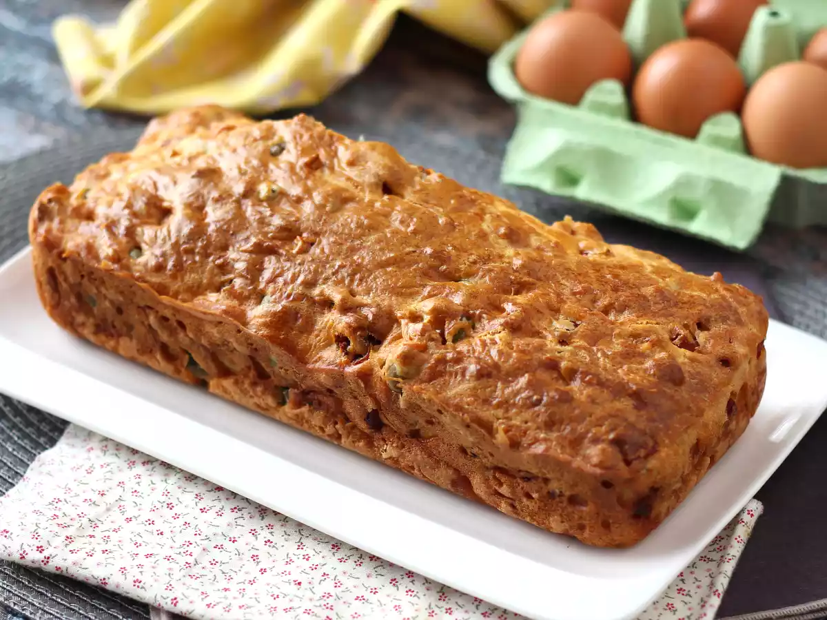 Cake salato con skyr, prosciutto cotto, olive e pomodori secchi - foto 4