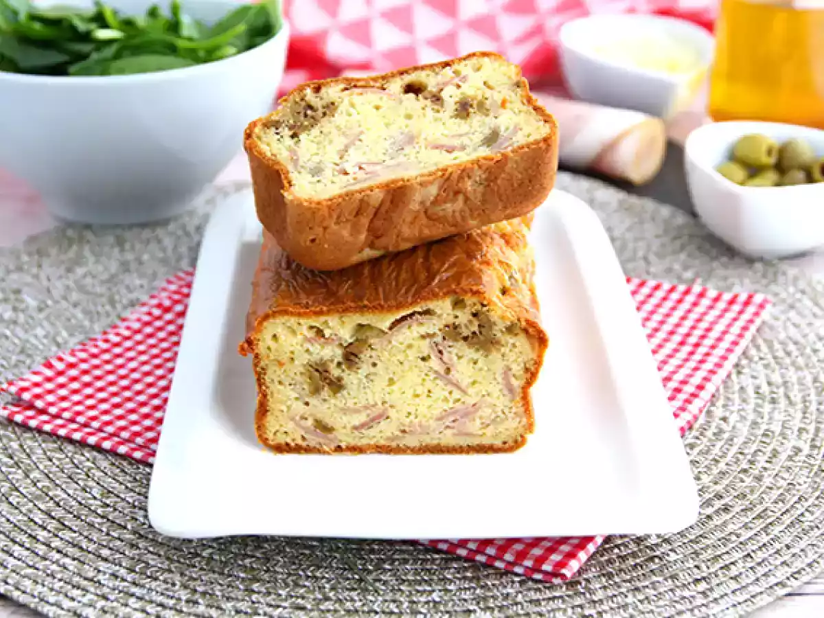 Cake salato: Prosciutto cotto, Emmental e olive verdi