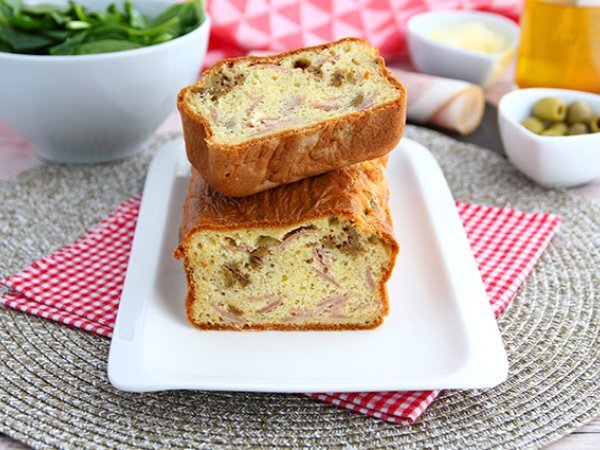 Cake salato: Prosciutto cotto, Emmental e olive verdi Cake salato: Prosciutto cotto, Emmental e olive verdi