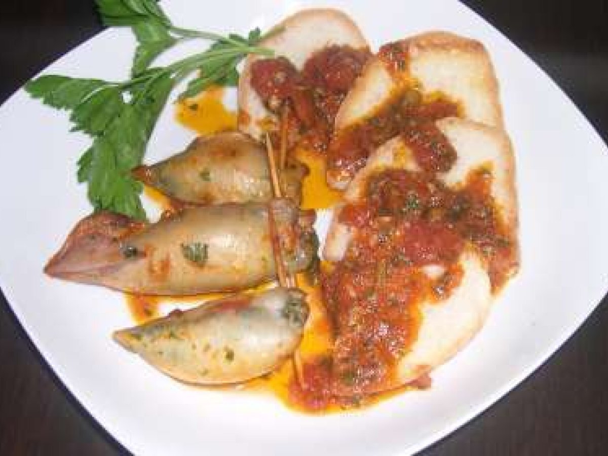 Calamaretti ripieni di gamberetti e bietole