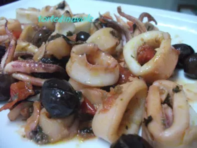 Calamari al pomodoro e olive nere
